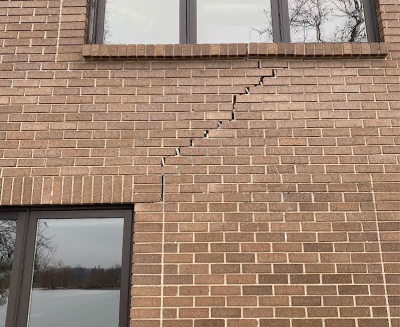 cracked-brick-0-min cracked-brick-0-min